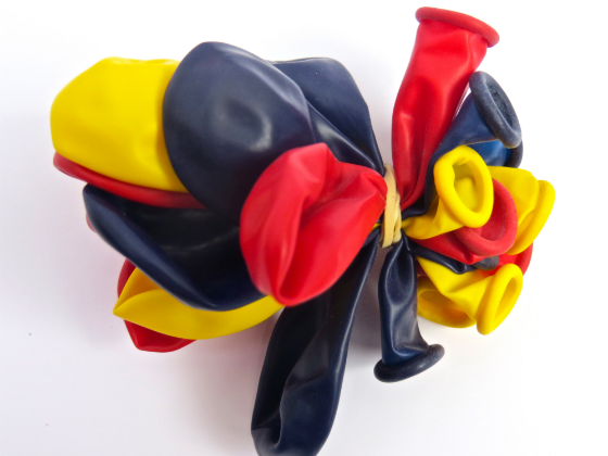 DIY Balloon Wreath Balloon Clusters