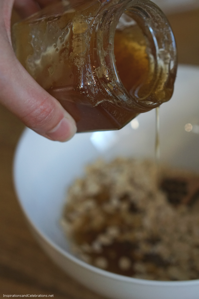 DIY Beauty Tutorial - Honey Oatmeal Body Scrub