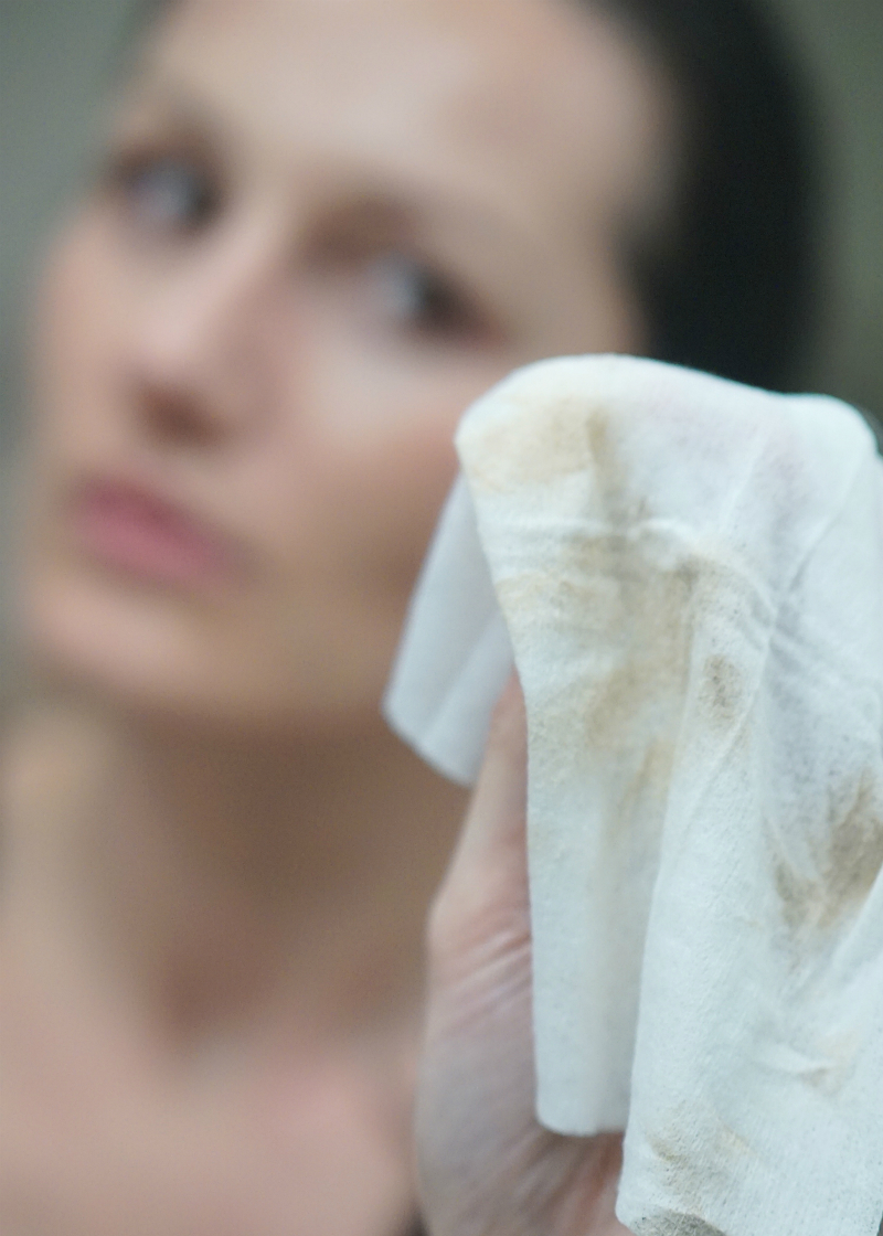 How To Use Clean & Clear Makeup Dissolving Facial Cleansing Wipes