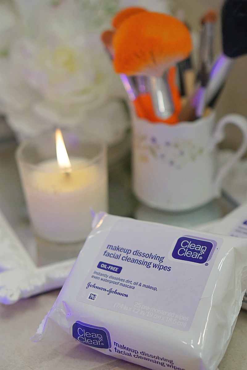 How To Use Clean & Clear Makeup Dissolving Facial Cleansing Wipes