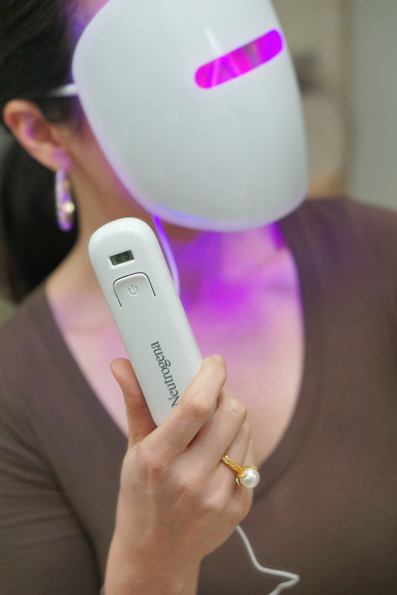 How To Get Clear Skin with The Neutrogena Light Therapy Acne Mask