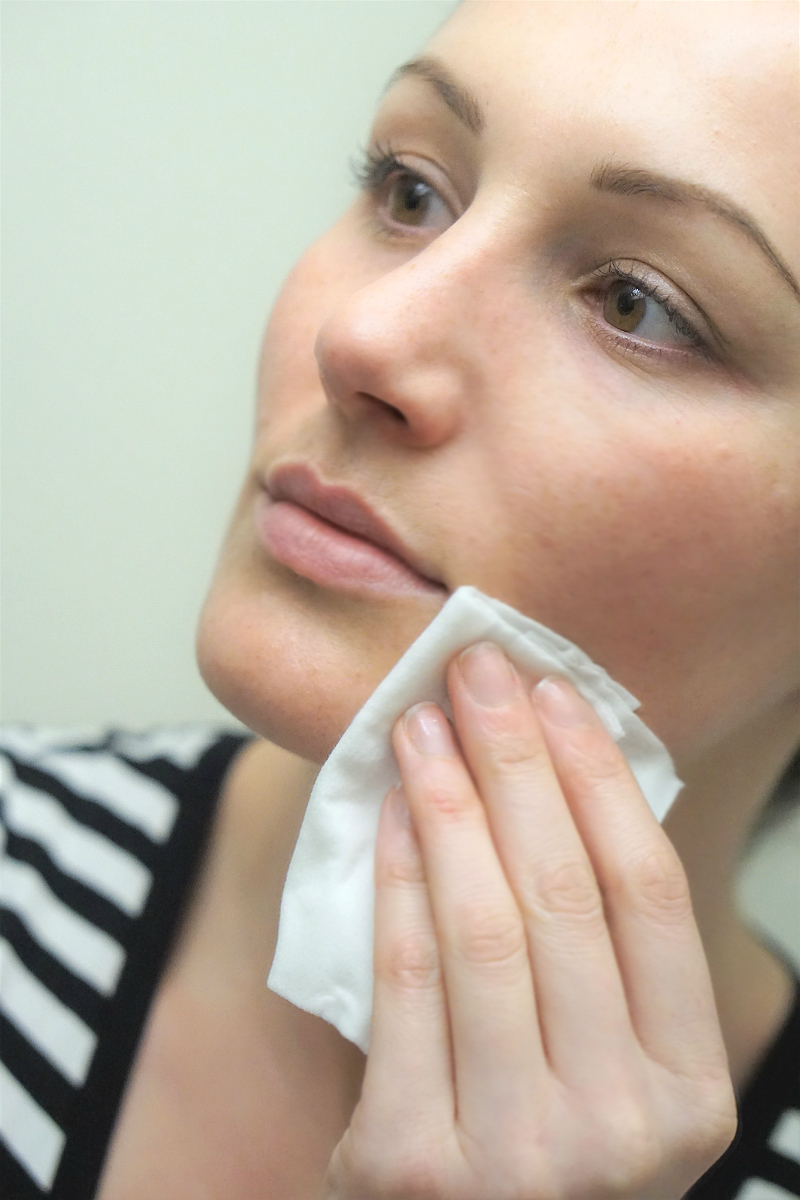 How To Heal Breakouts with The Neutrogena Light Therapy Acne Mask