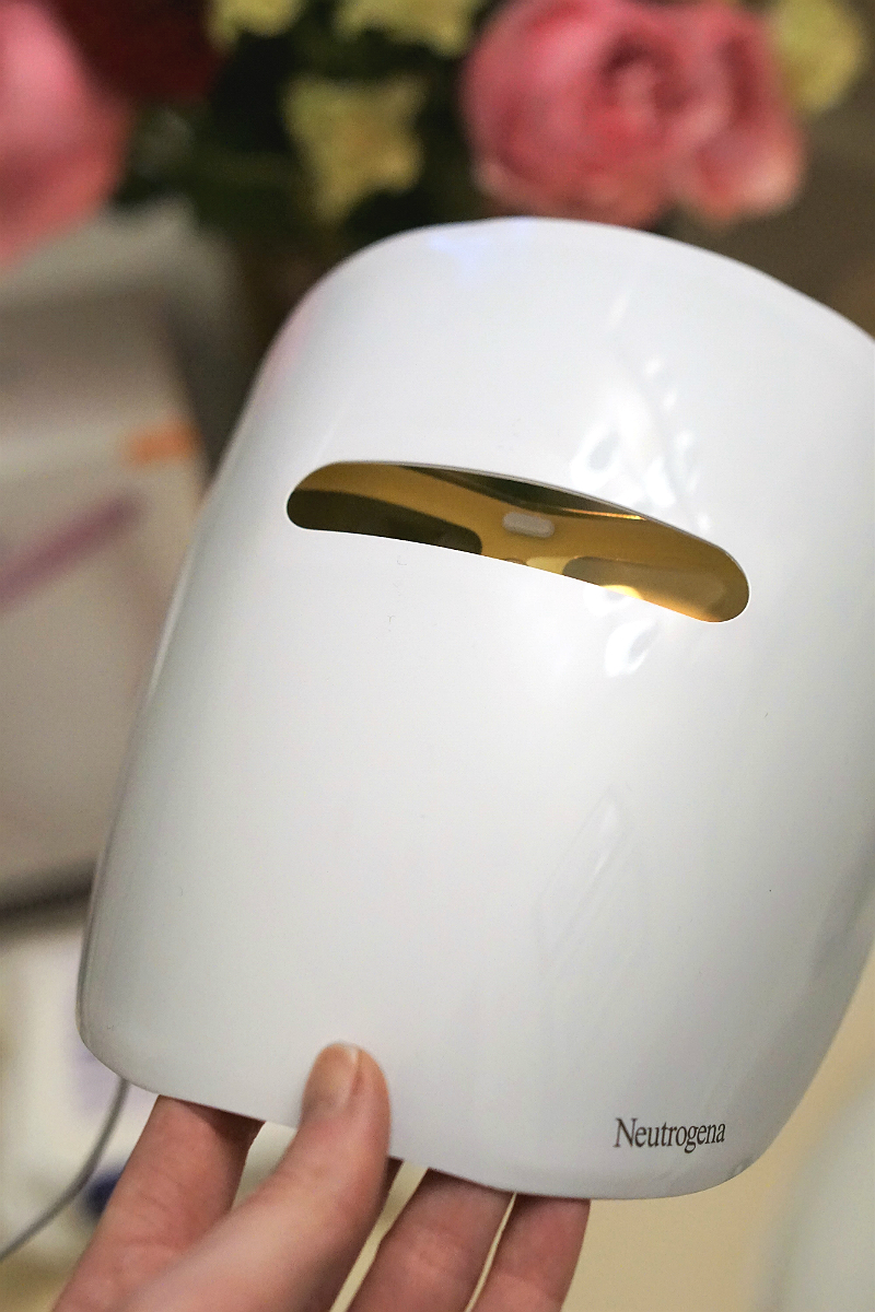 How To Heal Breakouts with The Neutrogena Light Therapy Acne Mask