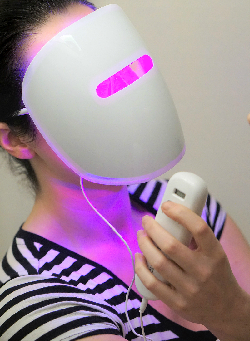 How To Heal Breakouts with The Neutrogena Light Therapy Acne Mask