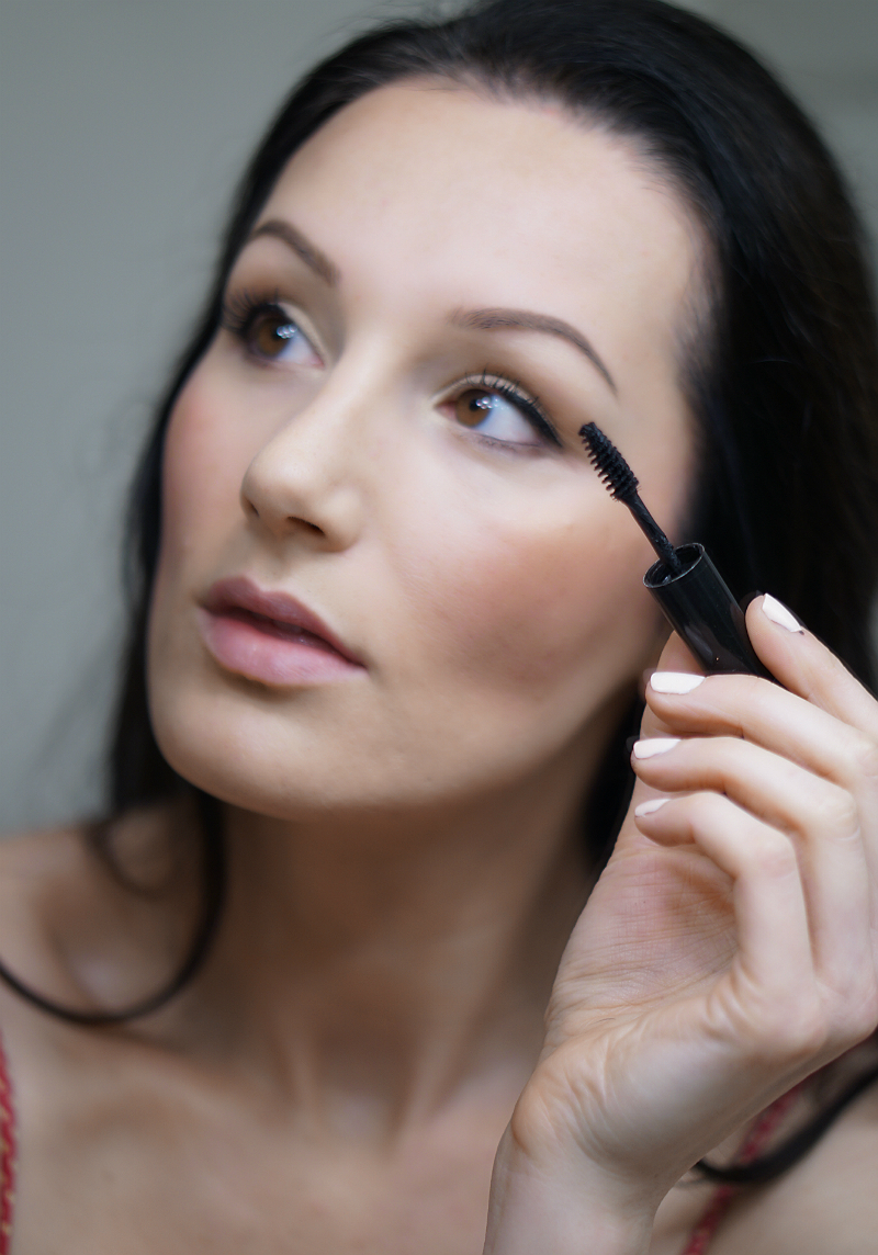 Holiday Beauty Guide: Pretty New Year's Eve Makeup in Just 20 Minutes