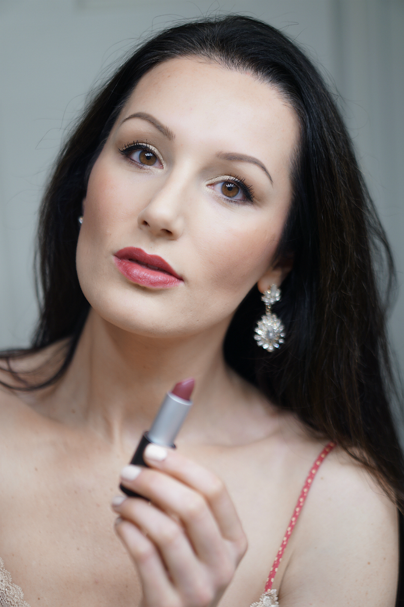 Holiday Beauty Guide: Pretty New Year's Eve Makeup in Just 20 Minutes