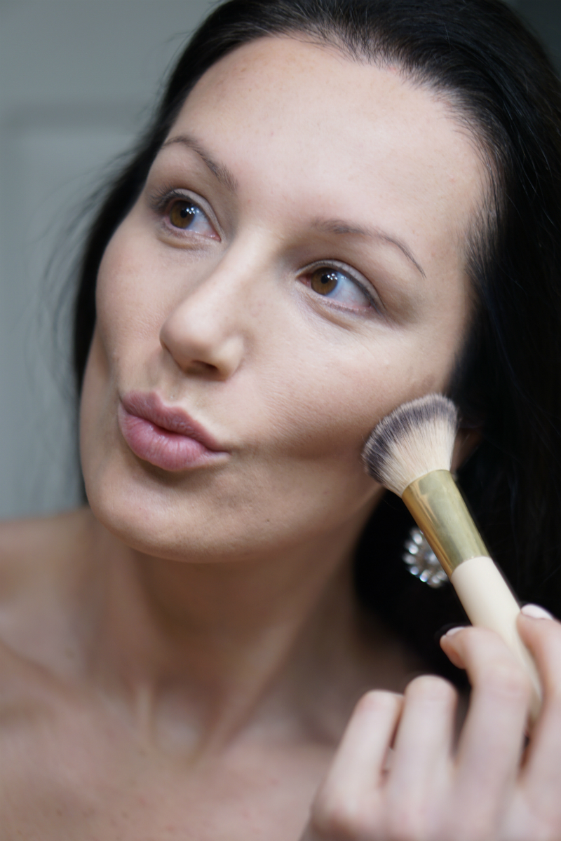 Holiday Beauty Guide: Pretty New Year's Eve Makeup in Just 20 Minutes