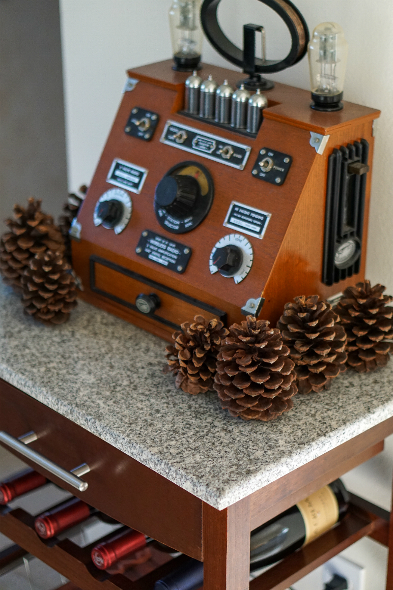 How To Decorate Your Home for The Holidays in Less Than an Hour