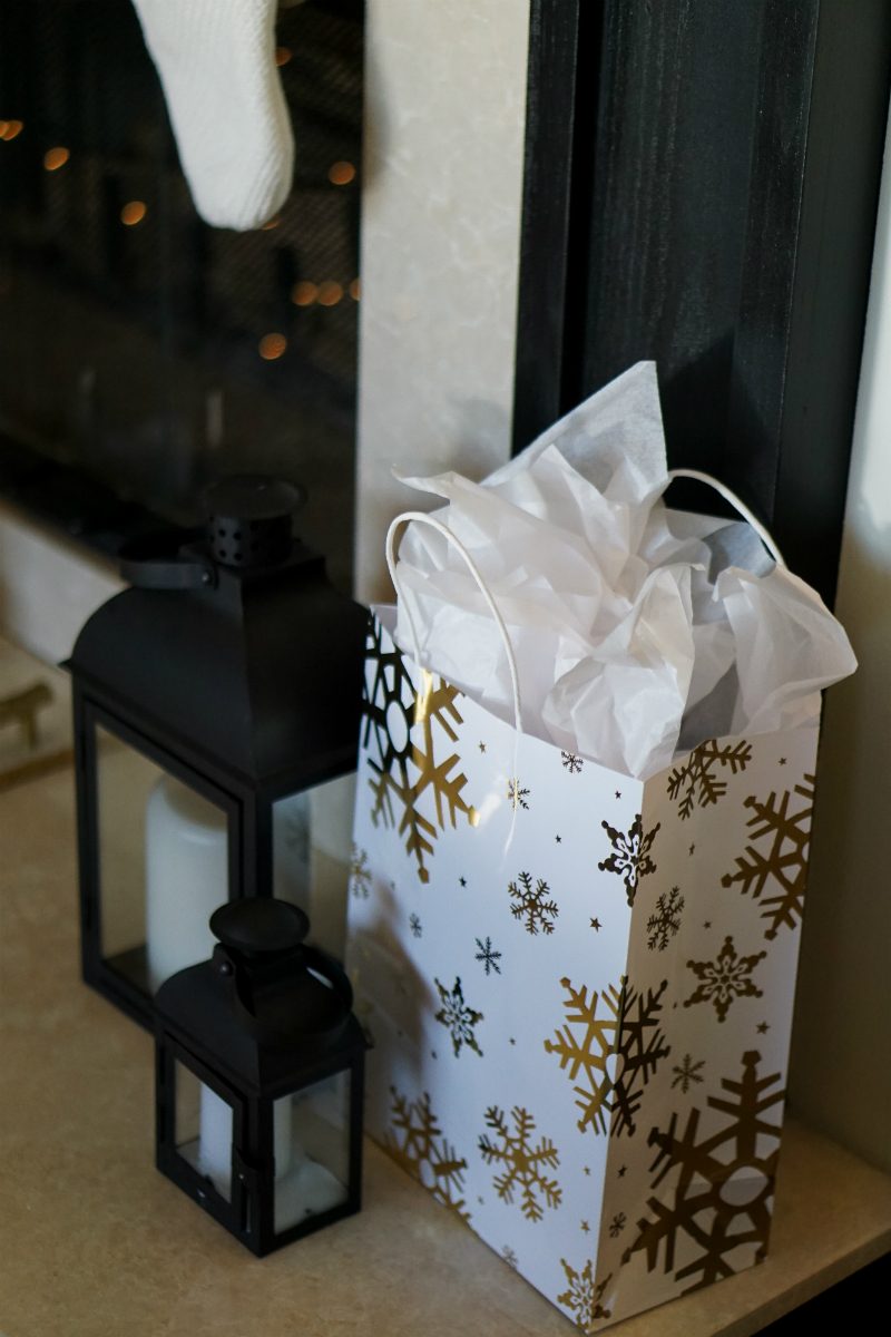 How To Decorate Your Home for The Holidays in Less Than an Hour