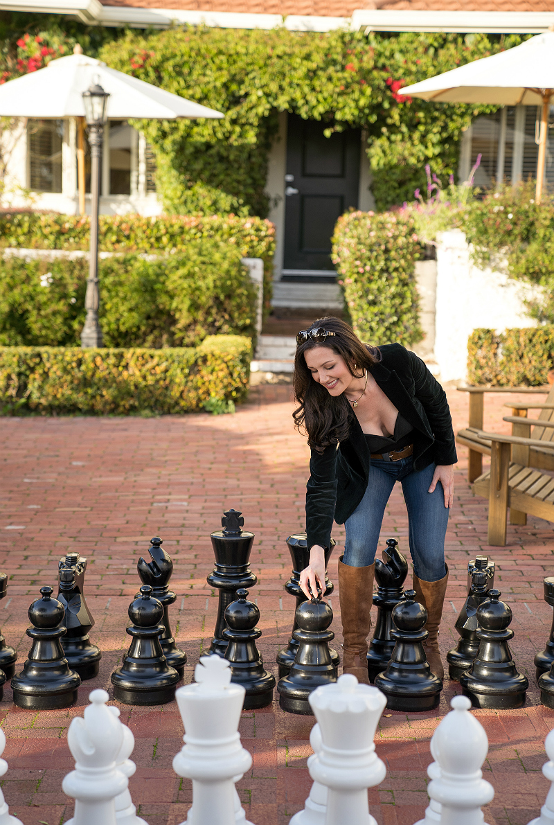 A Chic Winter Date Night Outfit That'll Go from Coffee & Bagels to Drinks & Dinner