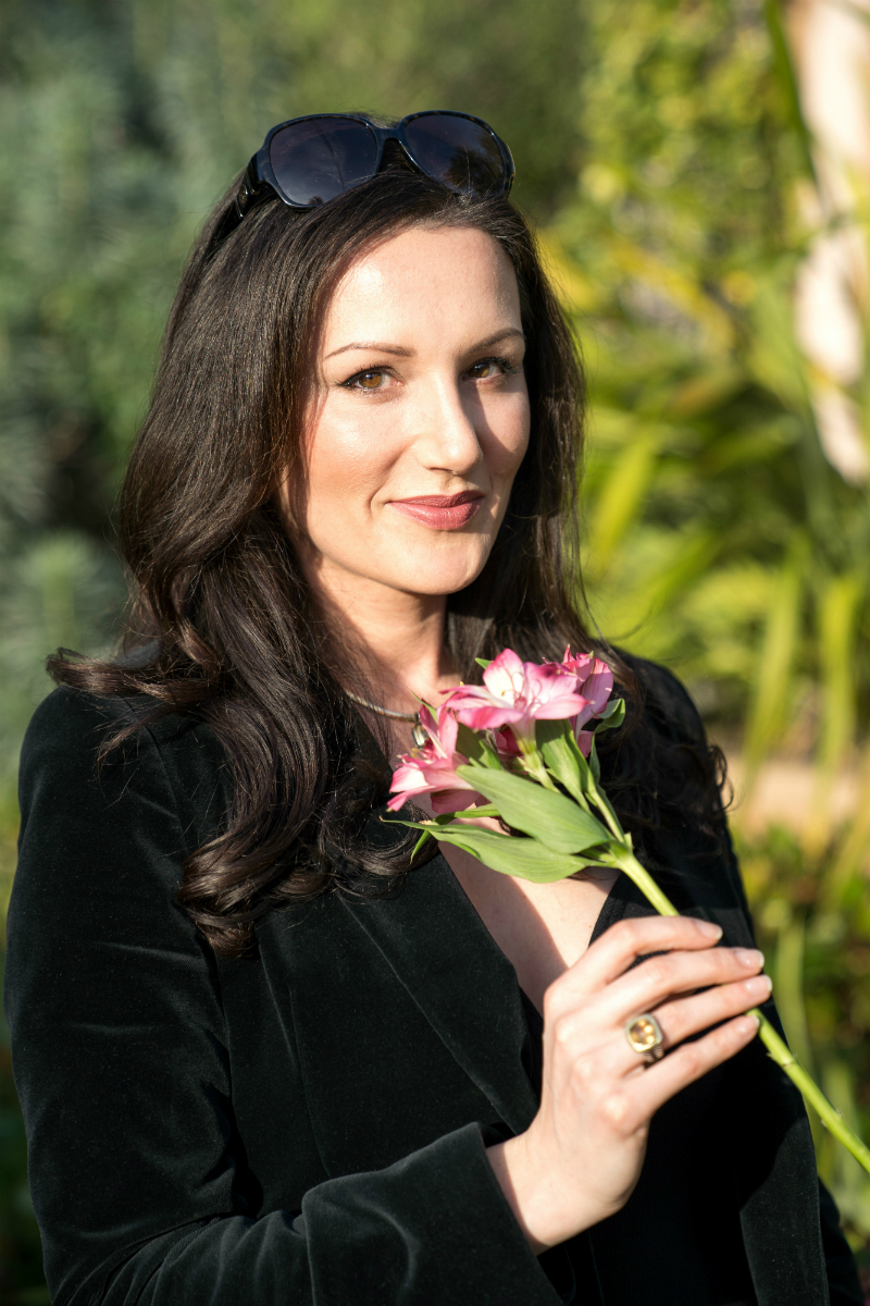 A Chic Winter Date Night Outfit That'll Go from Coffee & Bagels to Drinks & Dinner