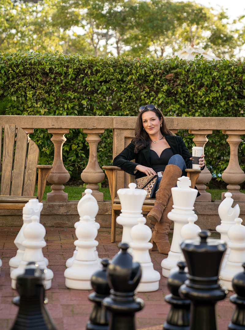 A Chic Winter Date Night Outfit That'll Go from Coffee & Bagels to Drinks & Dinner