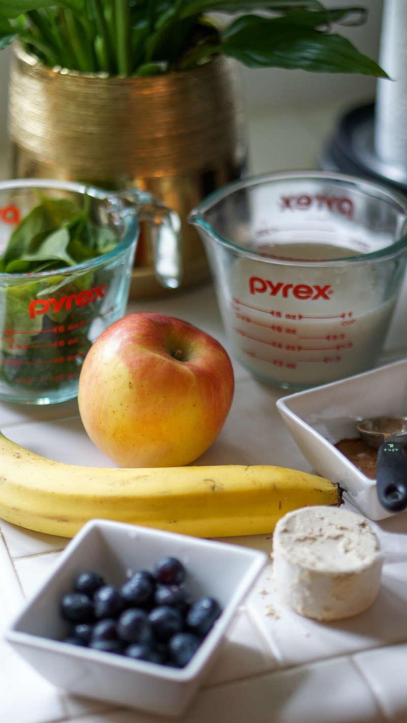 A Delicious Green Detox Smoothie That Boosts Your Beauty and Wellness