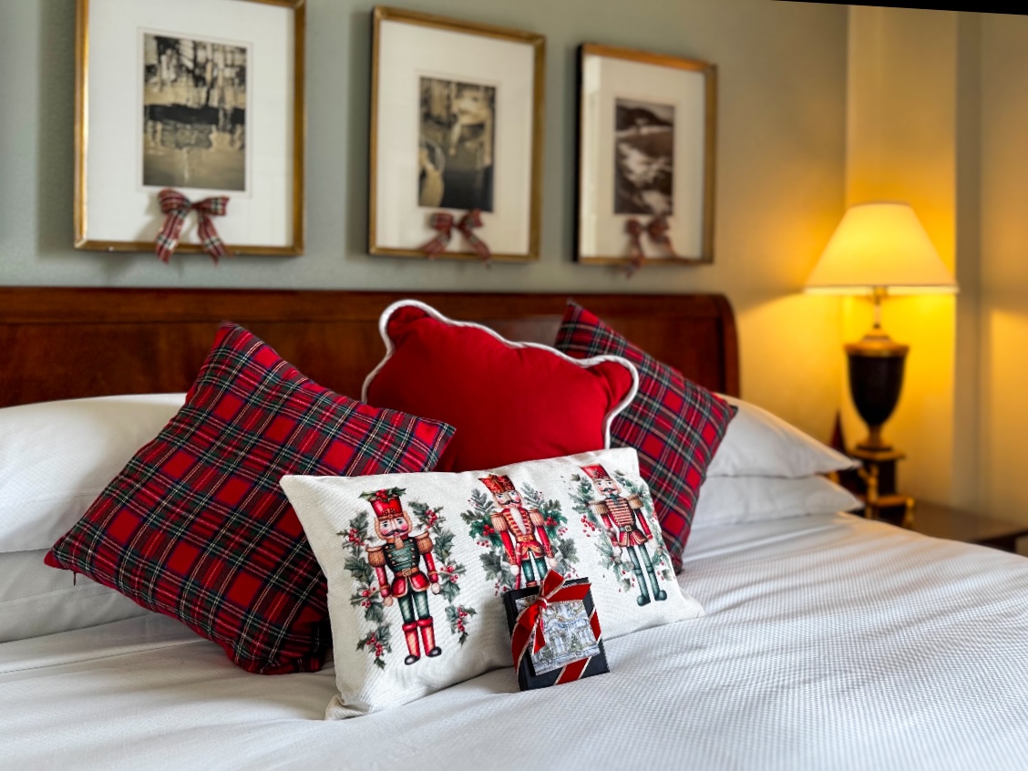 Iconic Urban Getaways Filled with Holiday Cheer & Opulent Seasonal Delights - Image credit InterContinental Mark Hopkins San Francisco